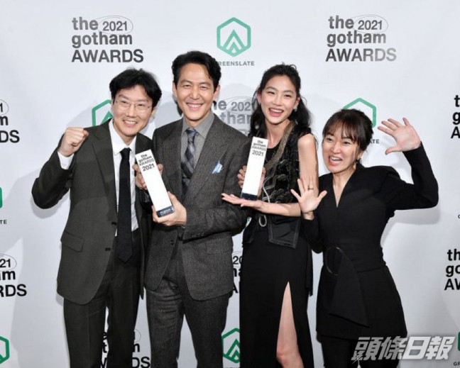（左起）導演黃東赫、李政宰及鄭浩妍到美國出席《葛咸獎》。