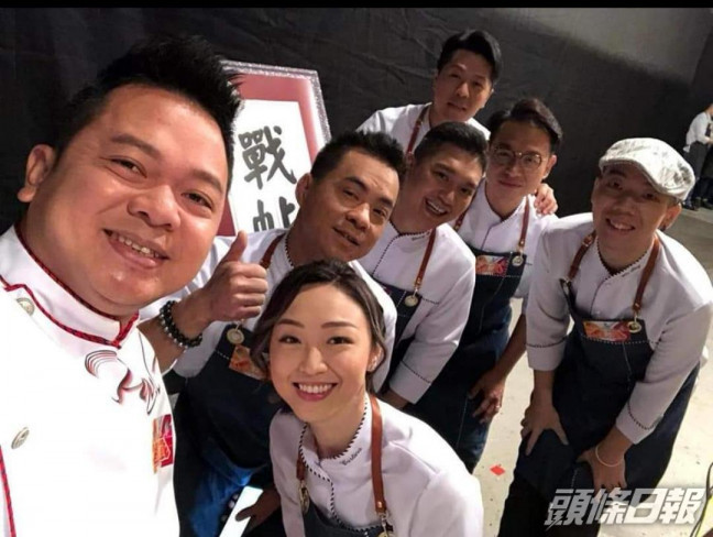 保哥(左一)於TVB《煮戰》節目中跟一班大廚切磋廚藝。