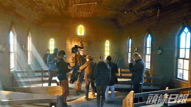 出事前的照片曝光，艾力（中）和身亡攝影導演Halyna（右三）在小教堂內拍攝。