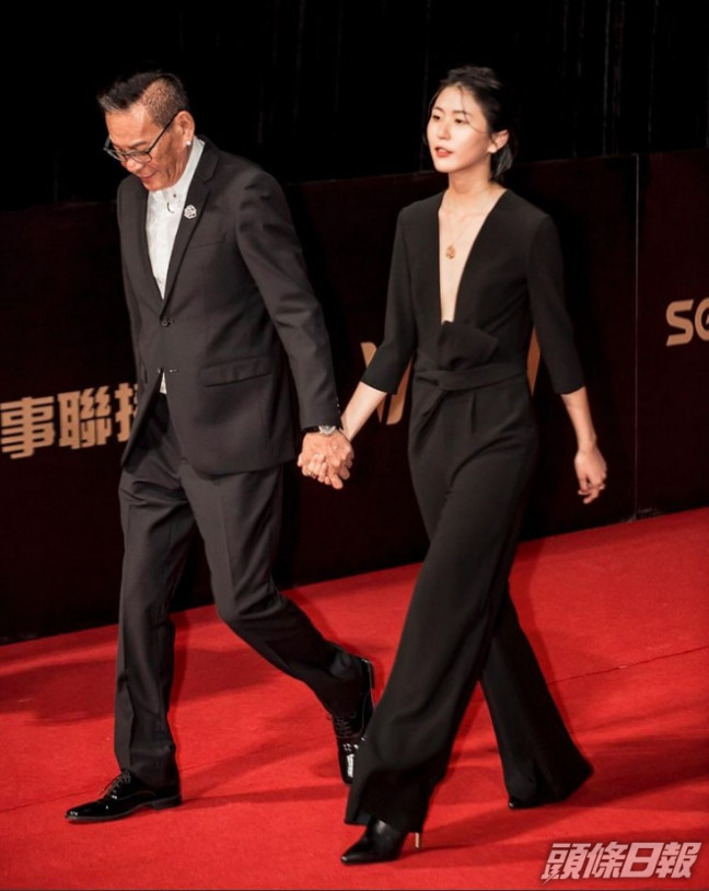 台灣男星龍劭華（左）今年9月猝逝，女兒陳璇分享父女早前牽手走《第54屆金鐘獎》合照。