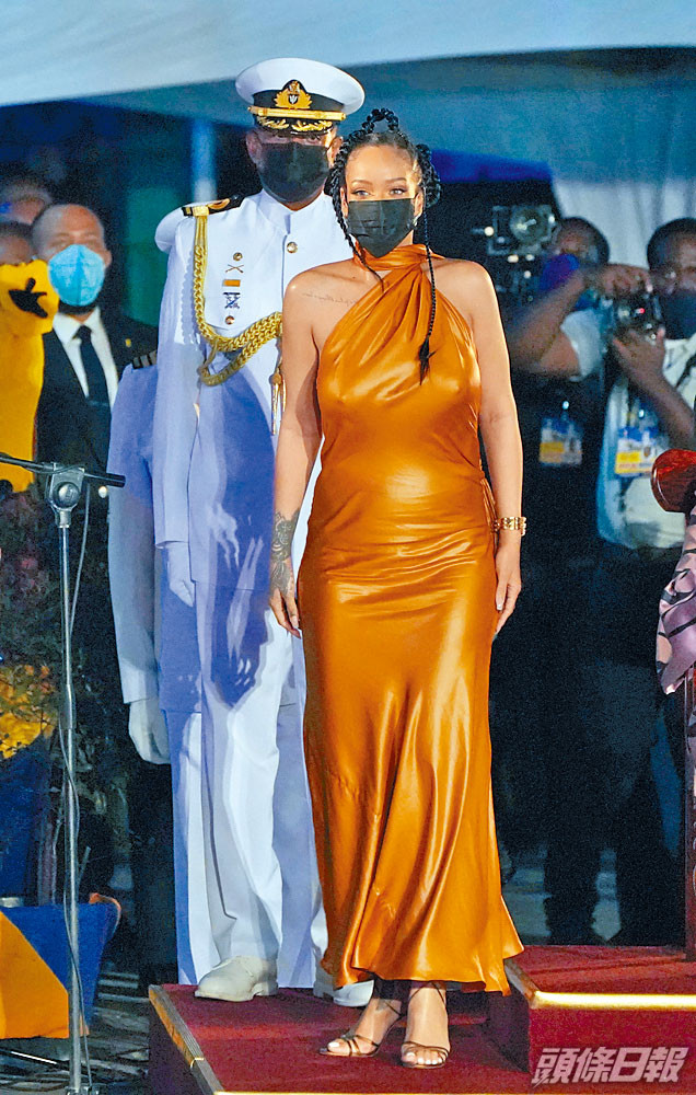 Rihanna獲封巴巴多斯國家英雄，腹部微隆出席表揚儀式。
