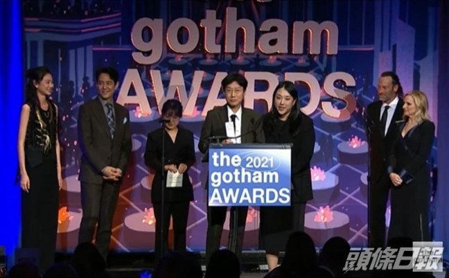 李政宰（左二）今早在美國出席《葛咸電影頒獎禮》。