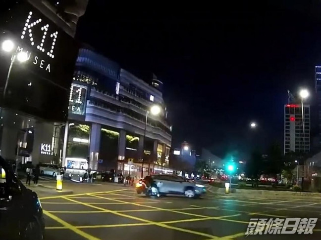 柳俊江去年12月疑因衝燈，與一輛電單車相撞。