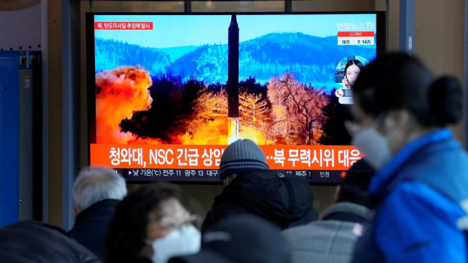 在首尔市民观看有关北韩发射不明飞行物的新闻。AP