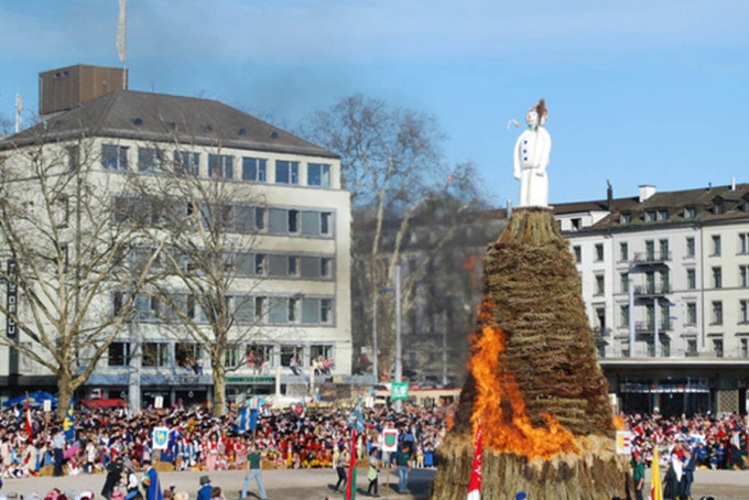 瑞士蘇黎世Sechselaeuten廣場每年都會舉行燒雪人的儀式。　網上圖片