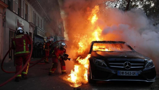 法國在跨年夜有874輛車被縱火燒毀。AP