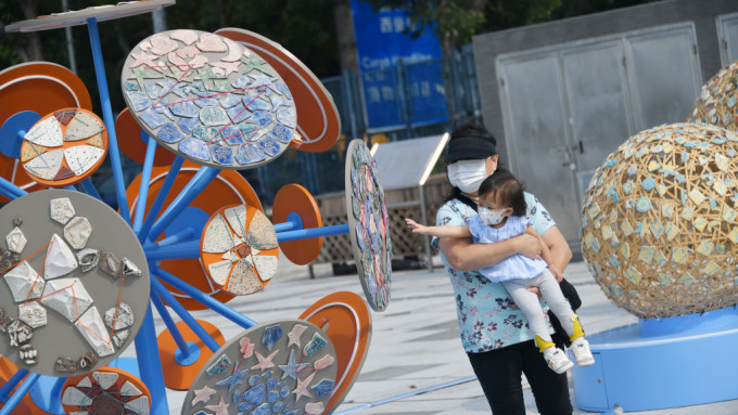 卑路乍灣海濱長廊舉行「我們的星空」陶瓷展覽。