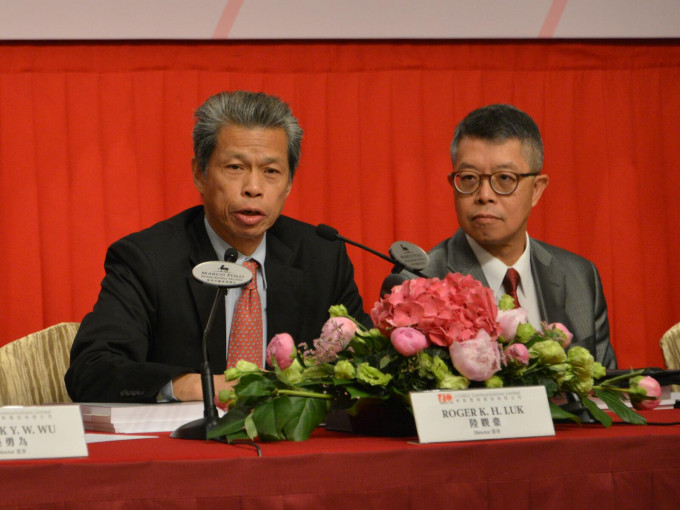 有线宽频董事陆观豪(左)表示，有关表决关系到有线未来发展。