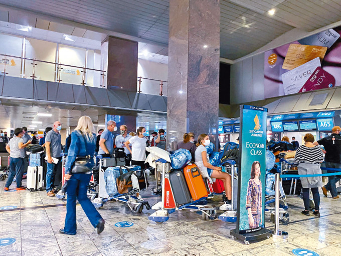■南非约翰内斯堡国际机场涌现人潮，神情焦虑的旅客大排长龙，想赶快飞离南非。