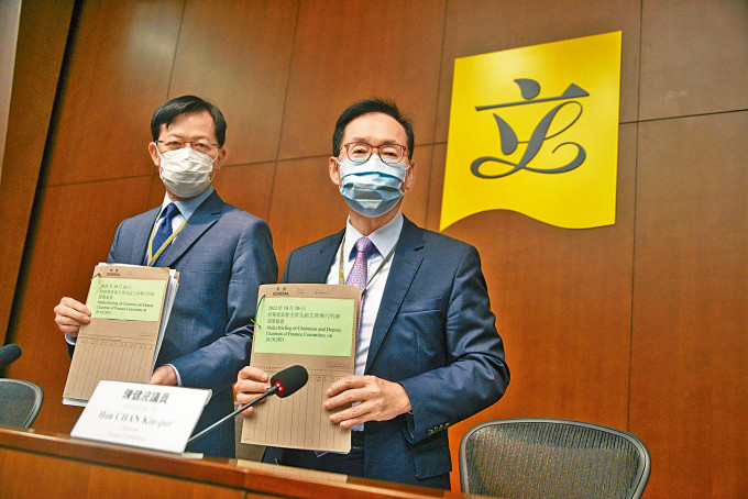 陳健波（右）指反對派離開議會後，審議效率大幅提升。