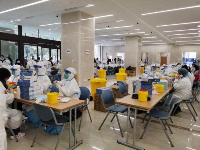 上海各大医院开展工作人员全面核酸检测。