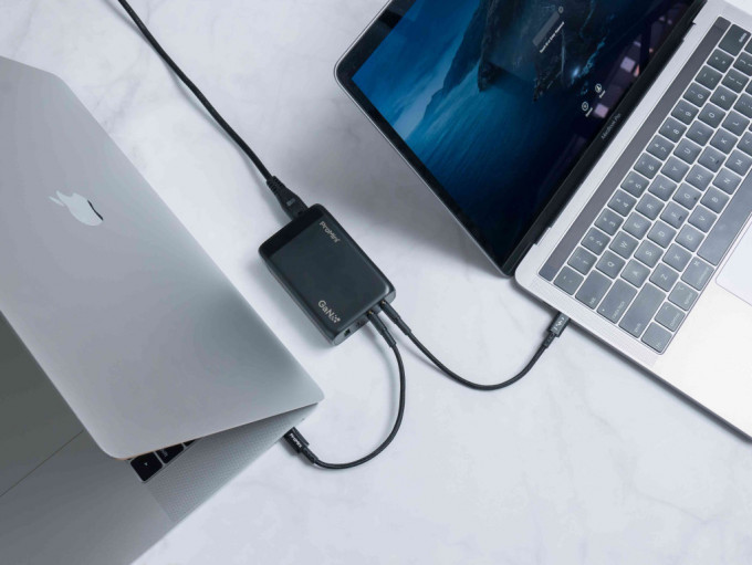 ●Gs140可經兩組支援PD65W的USB-C1及USB-C2，同時為兩部Notebook快速充電。