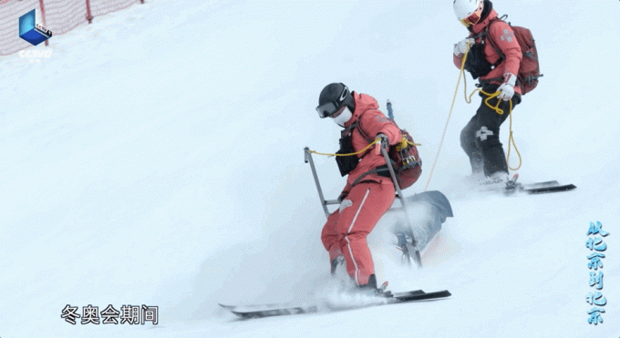 訓練中的滑雪急救醫生