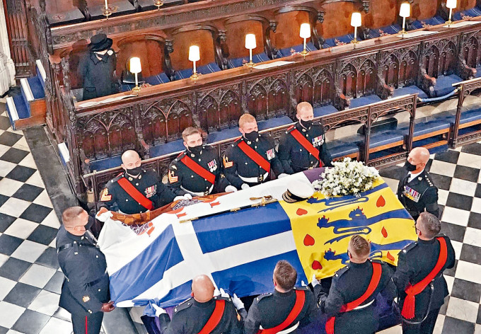 ■教堂里，女皇独坐一隅望着亡夫的灵柩。
