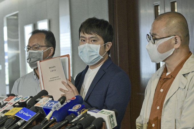 福利事务委员会主席邝俊宇(中)向立法会提出下周举行特别会议，关注智障人士宿位。