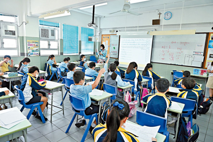 蔡若莲表示，学龄人口下降属结构性问题，需要实事求是调整班级数目。