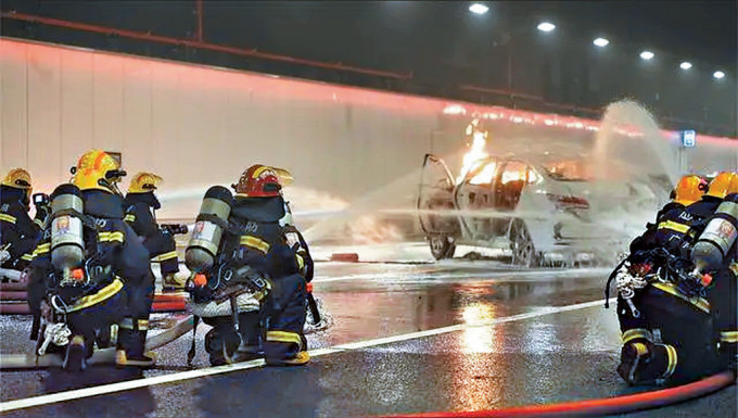 模擬深中隧道發生車禍起火。
