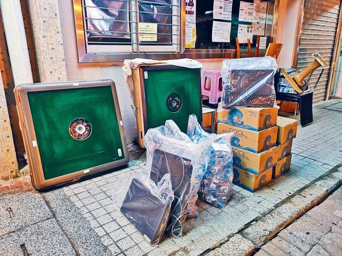 ■警方在景林邨公屋賭檔檢走麻將賭具。