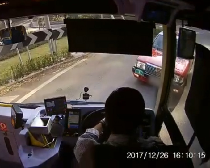 的士逆线迎头驶至，巴士司机急忙煞停。
