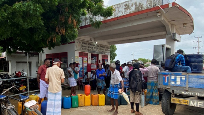 斯里兰卡经济未见改善，民生物资仍然短缺。AP资料图片