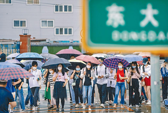 疫情衝擊內地經濟民生，圖為昨日疫情下的北京街頭。