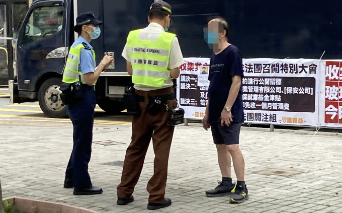 警方共向106名不小心過馬路的行人發出傳票。 警方提供