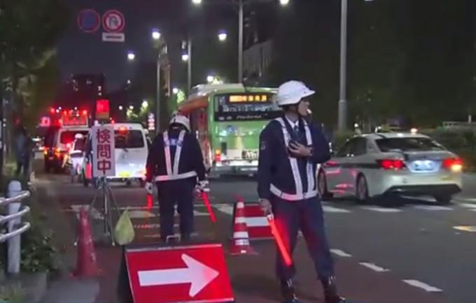 日本警方星期四晚在東京多地設置路障。網上圖片