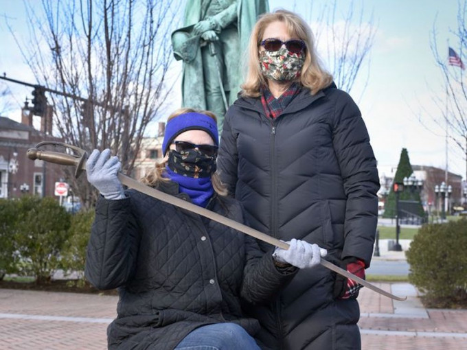 一名男子最近主动接触市政厅，承认40年前偷走革命将领谢泼德雕像的铜剑。网图