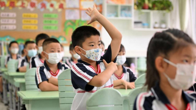 北京当局要求中小学开学后，须继续封闭管理。新华社资料图片