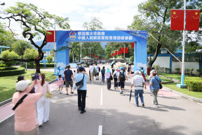 中國人民解放軍駐香港部隊於昨日（29日）及今日（30日）舉辦「七一」軍營開放活動。政府新聞網圖片