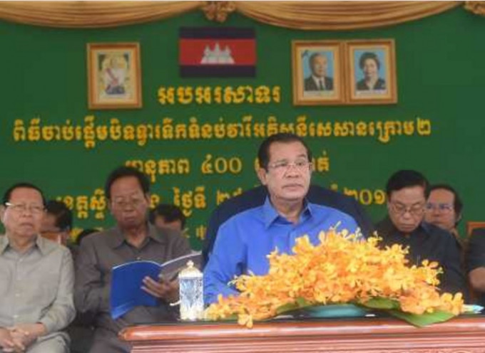 柬埔寨首相洪森亲自按下电站的蓄水启动按钮。