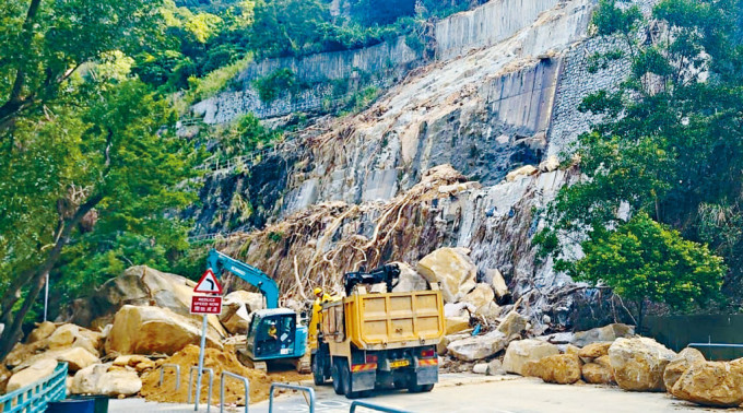 上月因暴雨出現山泥傾瀉的筲箕灣耀興道仍未重開。