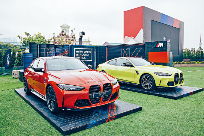 现场展出M3 Sedan（左）及M4 Coupe（右）顶级Competition版，售价分别为$1,518,000起和$1,588,000起。
　　
