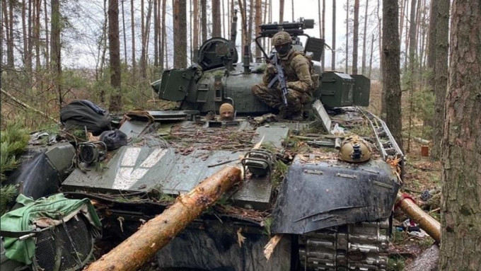 烏克蘭俘獲一輛俄軍T-80BVM坦克。互聯網圖片