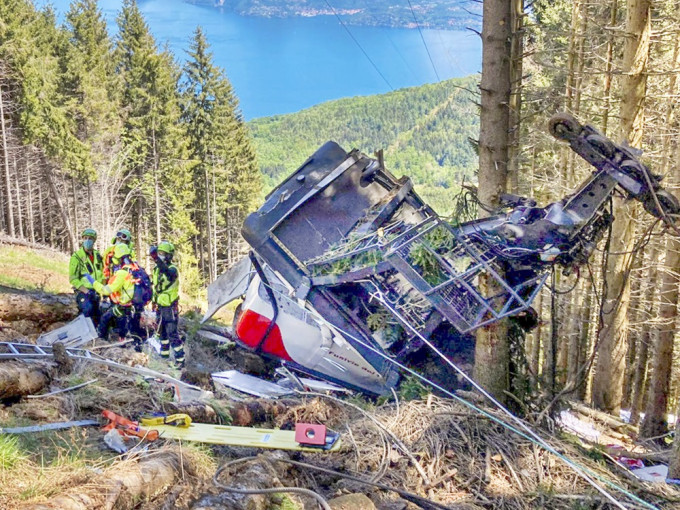 意大利一部载客登山缆车疑因电缆断裂堕下山坡的事件，14名人罹难。AP