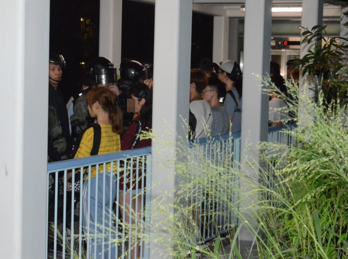 有警員走到富東邨行人天橋上，約6名男女被捕。