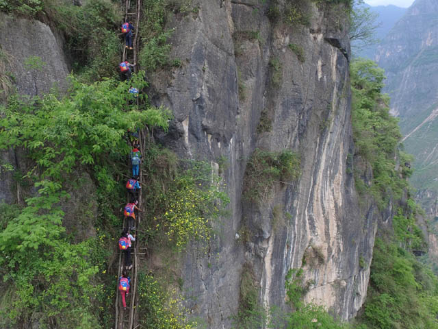 以前村民出入要顺著悬崖攀爬17条几乎垂直的藤梯。