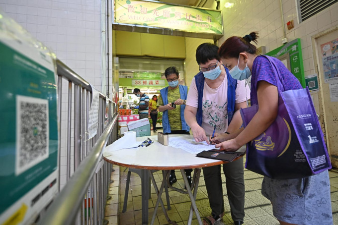 今天起进入政府场所包括食环署街市等，都必须使用「安心出行」。