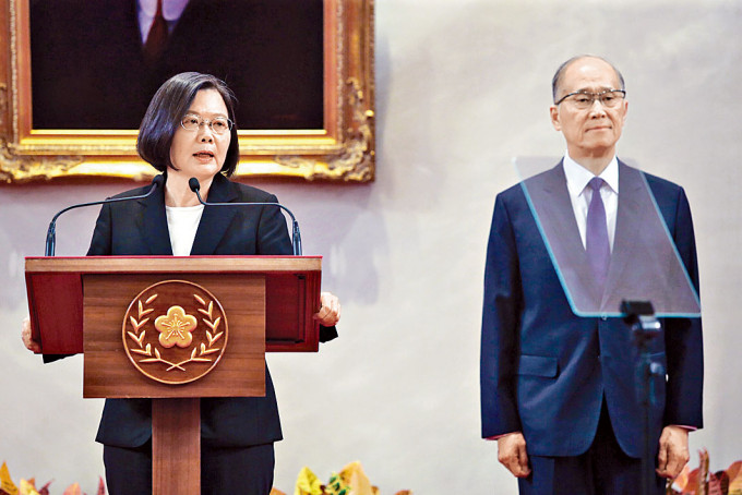 蔡英文宣布由李大维（右）接任总统府秘书长。