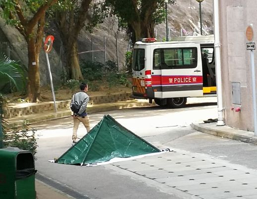 警方用帳篷遮蓋死者遺體。 梁國峰攝