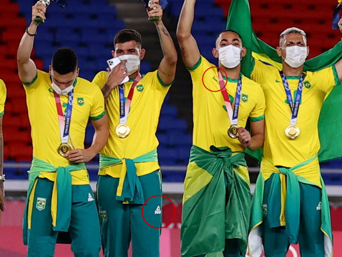 巴西足球奪金運動員上身未有穿上中國品牌匹克贊助服裝惹起爭議。AP圖片