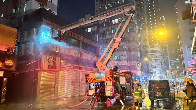 油麻地上海街地铺起火浓烟密布 消防升云梯扑救