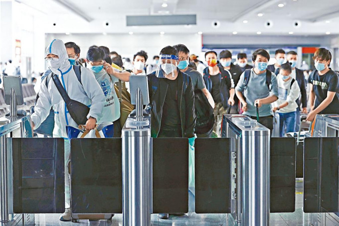 上海站候车大厅昨天挤满准备离沪的旅客。
