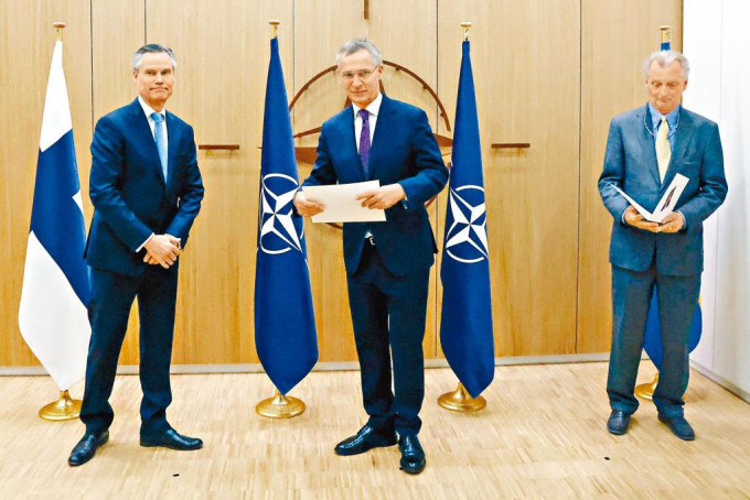 芬兰（左）和瑞典驻北约大使，周三向北约秘书长斯托尔滕贝格（中），递交加入北约申请信。