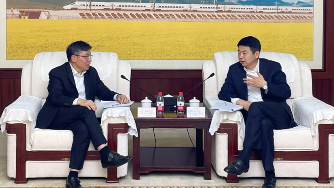 林世雄（左）與國家鐵路局局長費東斌（右）會面。政府新聞處圖片