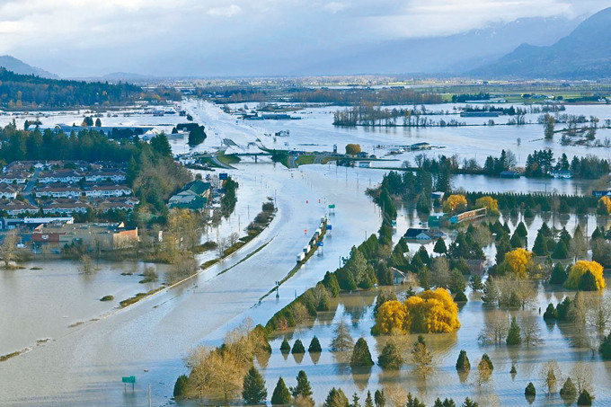 位於卑詩省低陸平原中部的阿伯茨福德市周二被洪水淹浸。　