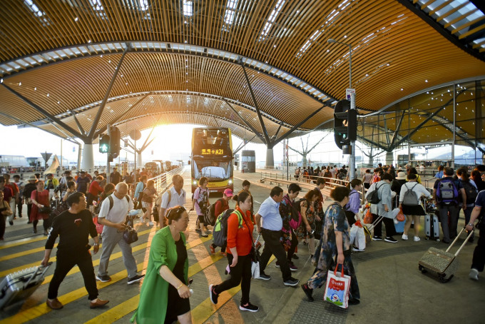 港珠澳大橋口岸「來港易」免檢疫名額每天1000個。資料圖片