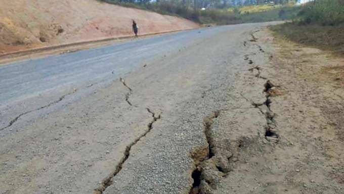 地震導致道路裂開。AP