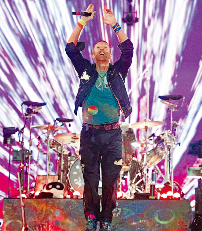 Coldplay前晚在Glastonbury音乐节登场，吸引大批乐迷到场或在电视欣赏其演出。