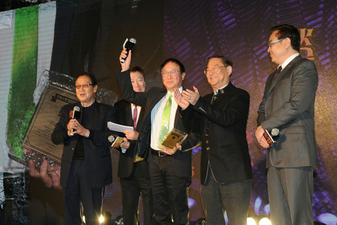 许冠文获导演会颁荣誉大奖。　
